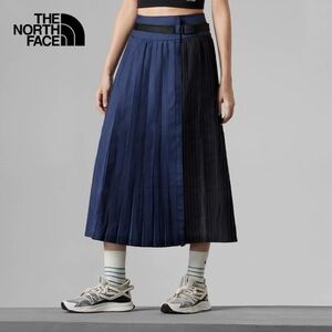 The North Face Two-Tone Pleated Midi Skirt in Navy and Black, Size 6
